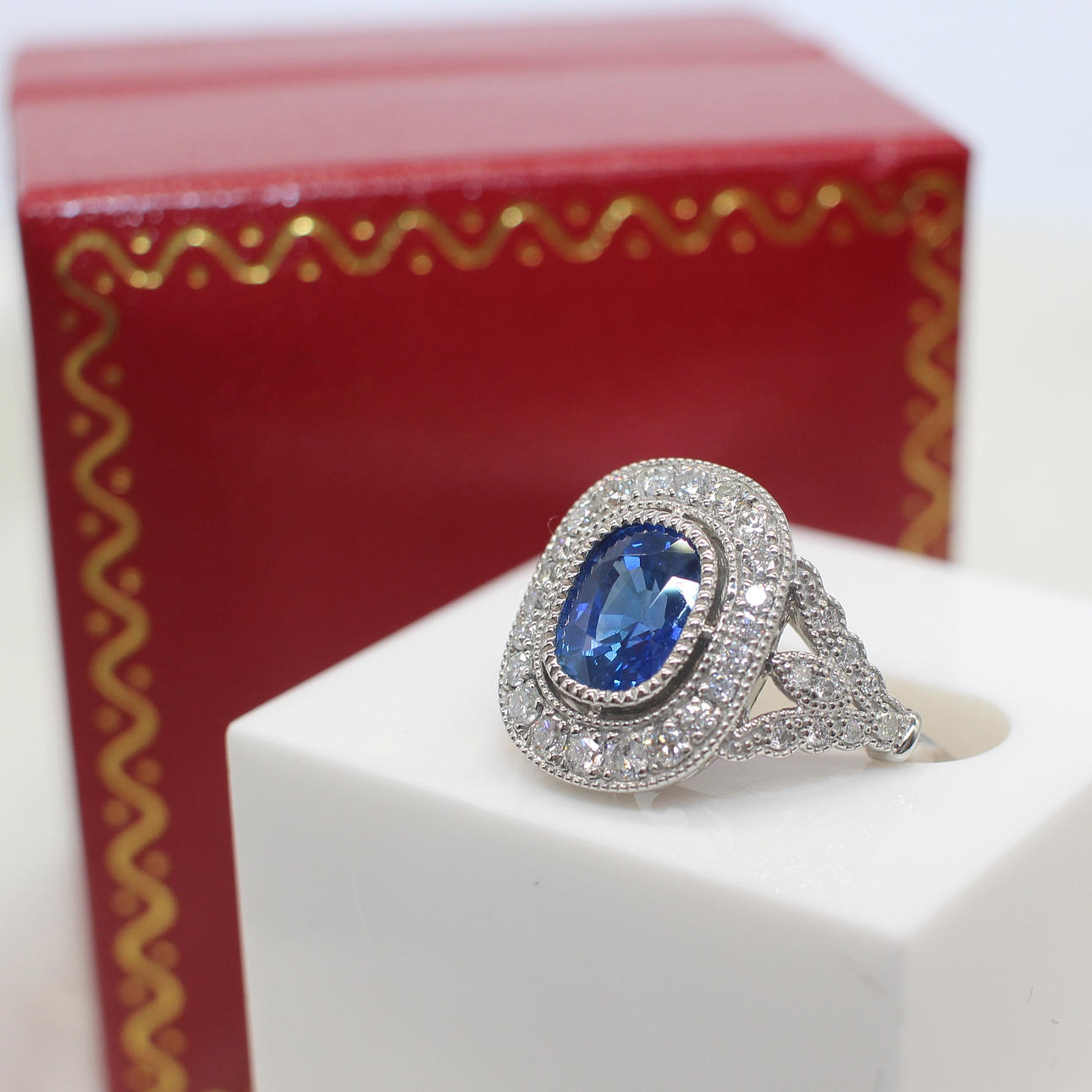 ART DECO STYLE SAPPHIRE & DIAMOND RING.