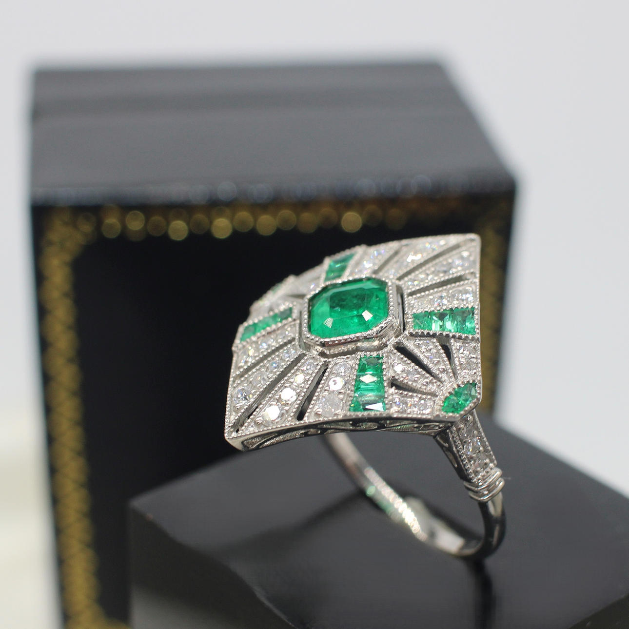 EMERALD & DIAMOND ART DECO RING.