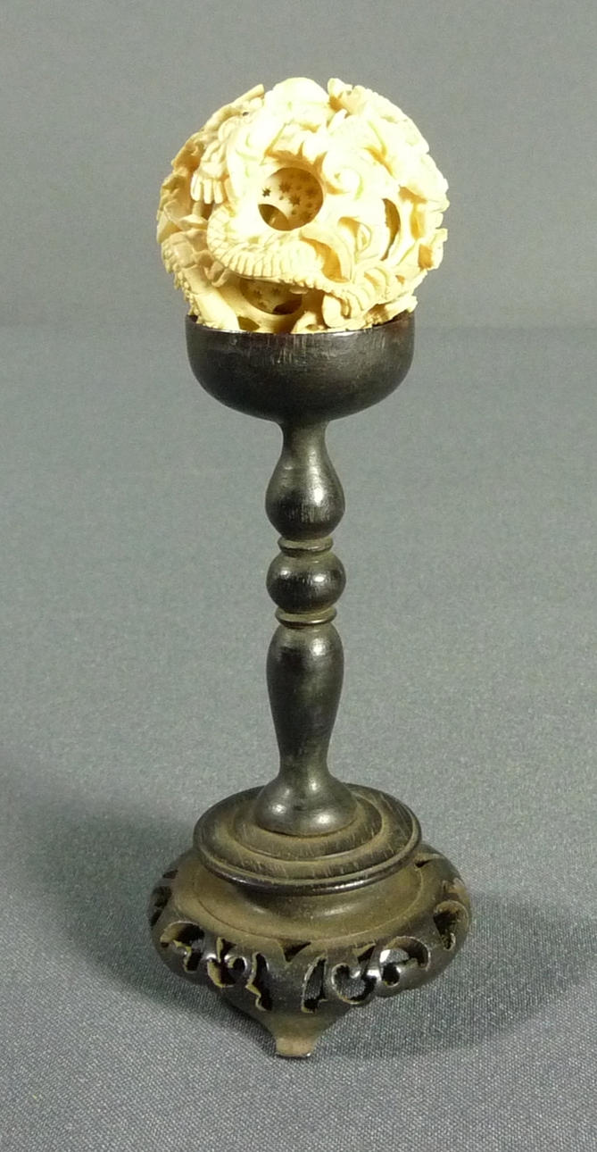 LITTLE MIRACLE BALL PÅ TRÄSTÄLL, Kina.