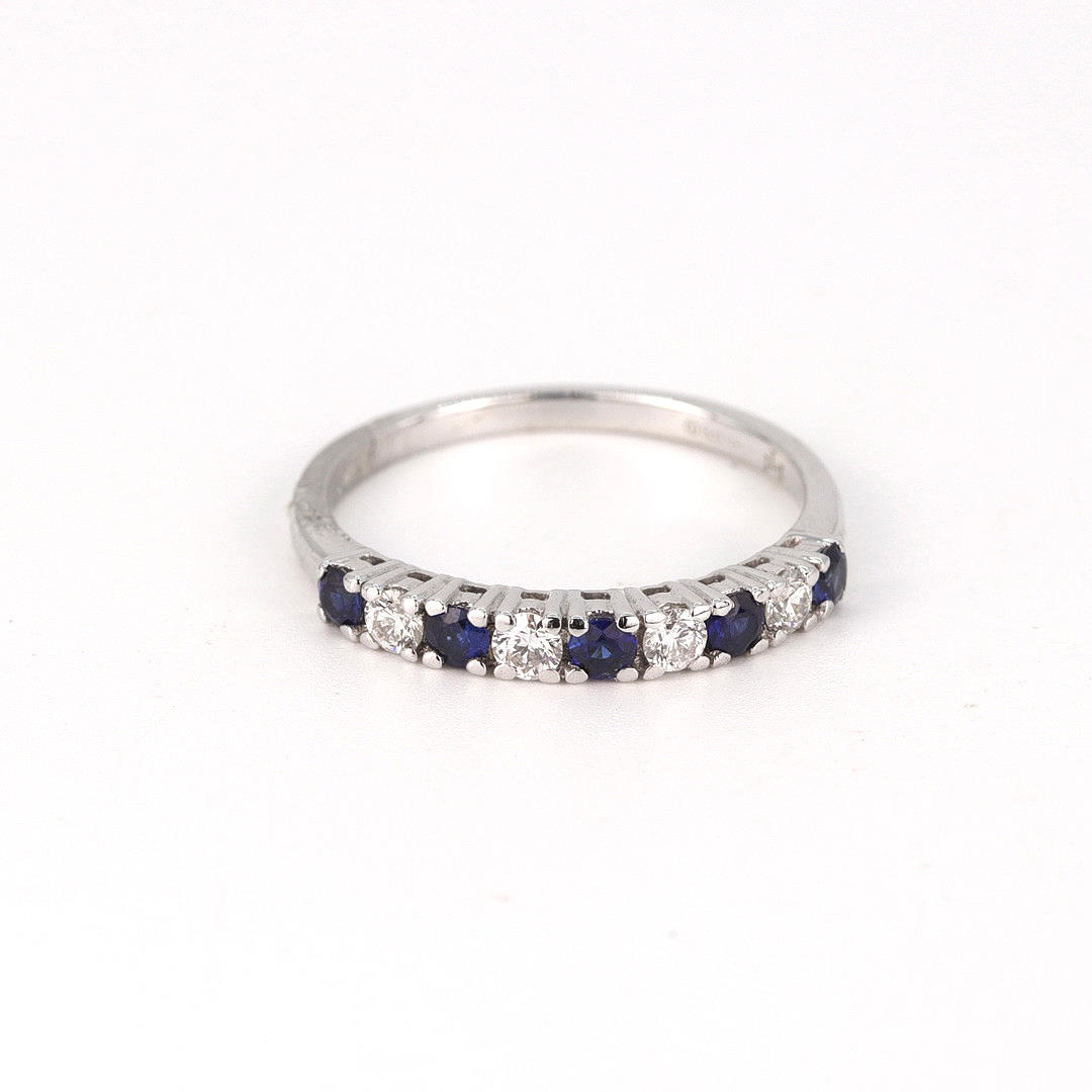 18K WHITE GOLD DIAMOND & BLUE STONE SET RING.