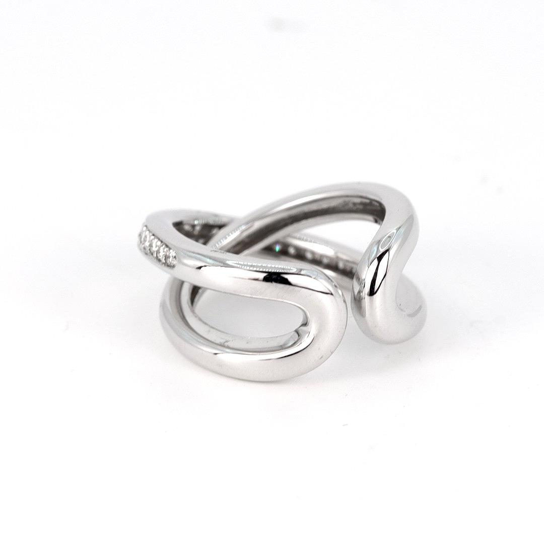 18CT WHITE GOLD DIAMOND SET CROSSOVER RING.