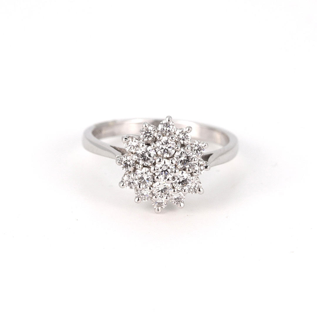 18K WHITE GOLD DIAMOND SET CLUSTER RING.