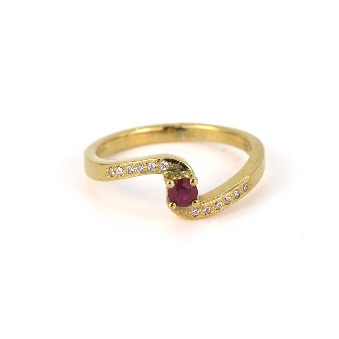 18K YELLOW GOLD RUBT & DIAMOND SET RING.
