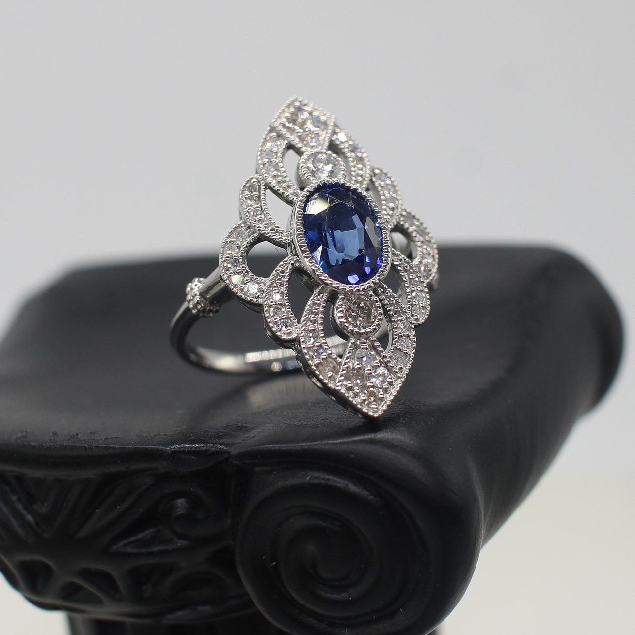 SAPPHIRE & DIAMOND MARQUISE SHAPED RING.