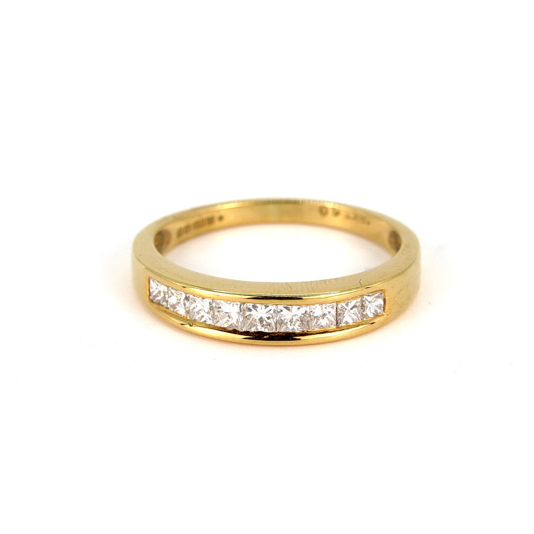 18K YELLOW GOLD DIAMOND SET RING.