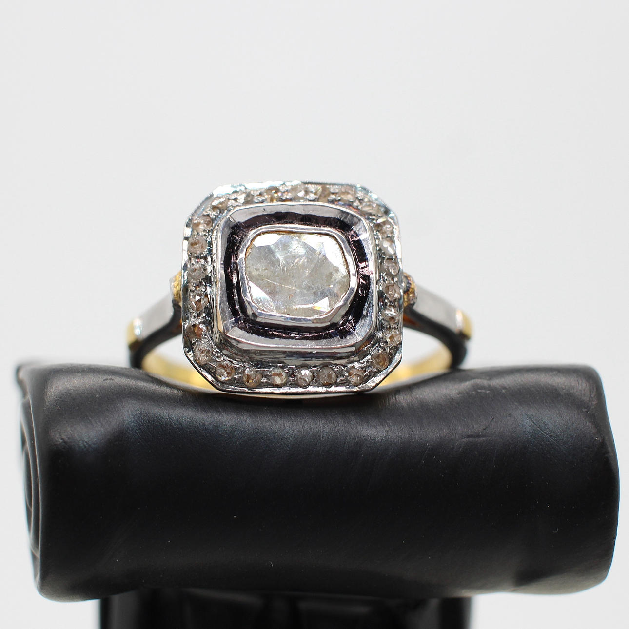 UNUSUAL DIAMOND CLUSTER RING.