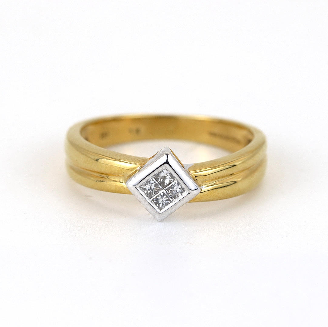 18K WHITE & YELLOW GOLD DIAMOND RING.
