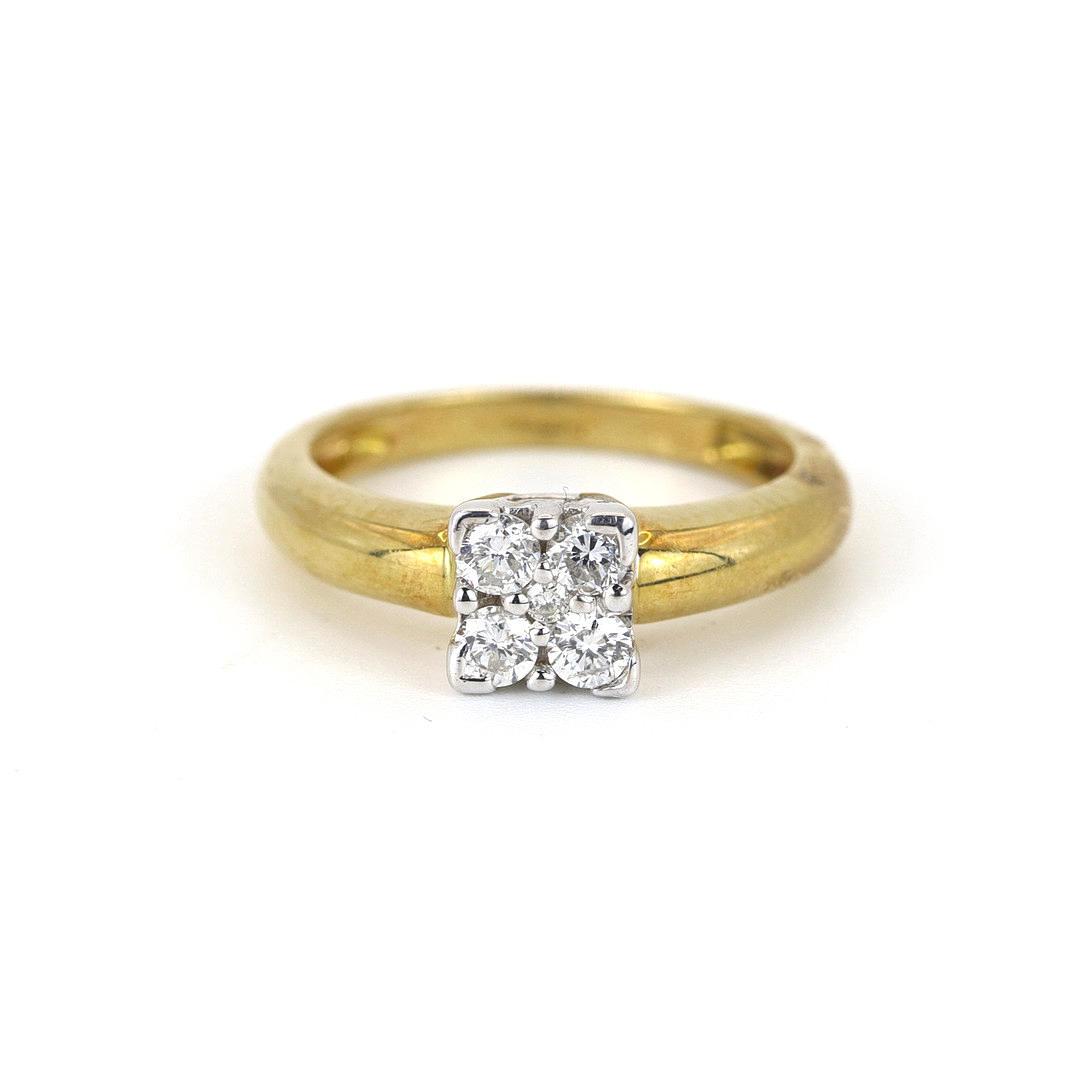 18K WHITE & YELLOW GOLD DIAMOND SET SOLITAIRE RING.
