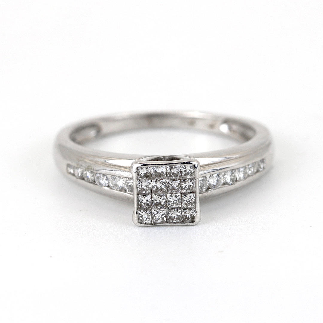 9K WHITE GOLD DIAMOND SET CLUSTER RING.