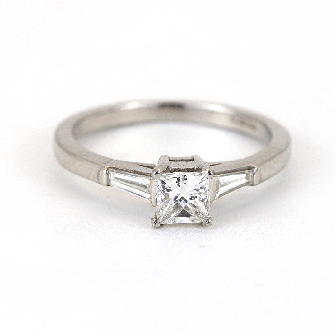 18K WHITE GOLD DIAMOND SET SOLITAIRE RING.