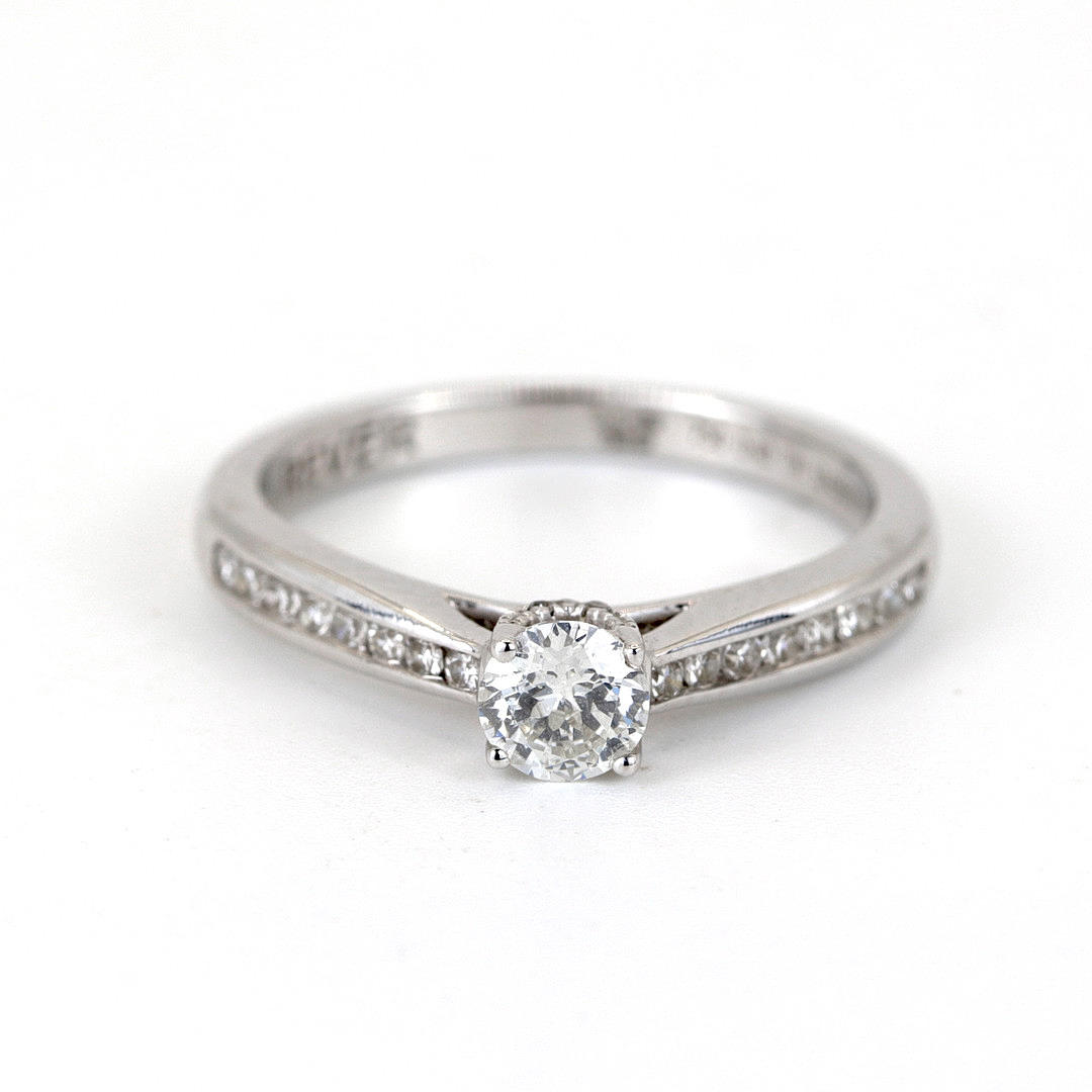18K WHITE GOLD DIAMOND SOLITAIRE RING.