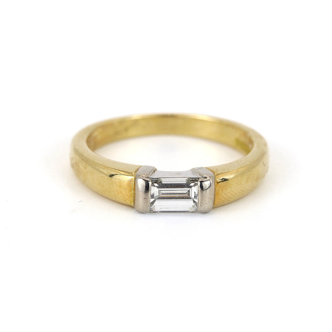 18K WHITE & YELLOW GOLD DIAMOND SET RING.