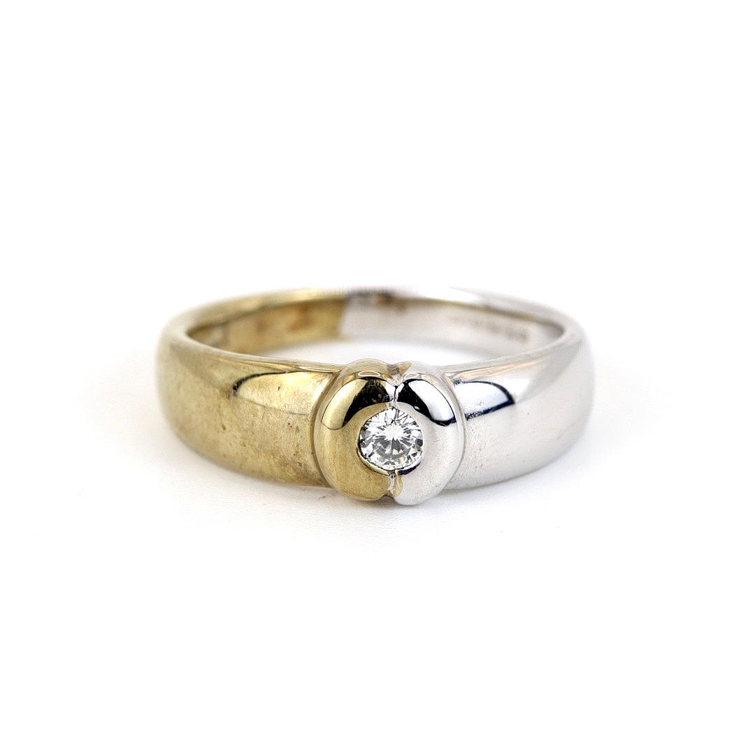 9K WHITE & YELLOW GOLD DIAMOND SOLITAIRE RING.