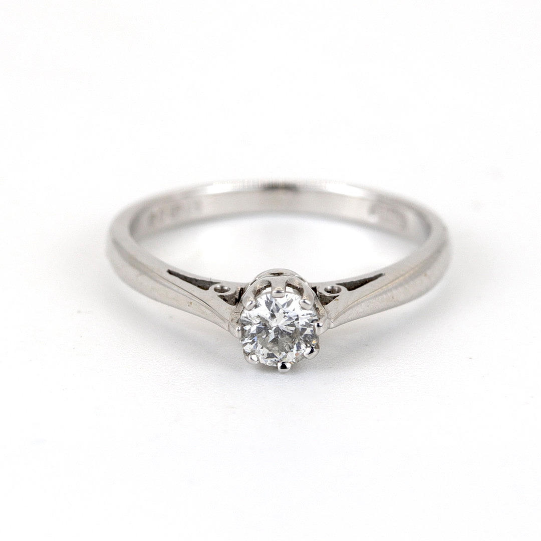 18K WHITE GOLD DIAMOND SOLITAIRE RING.