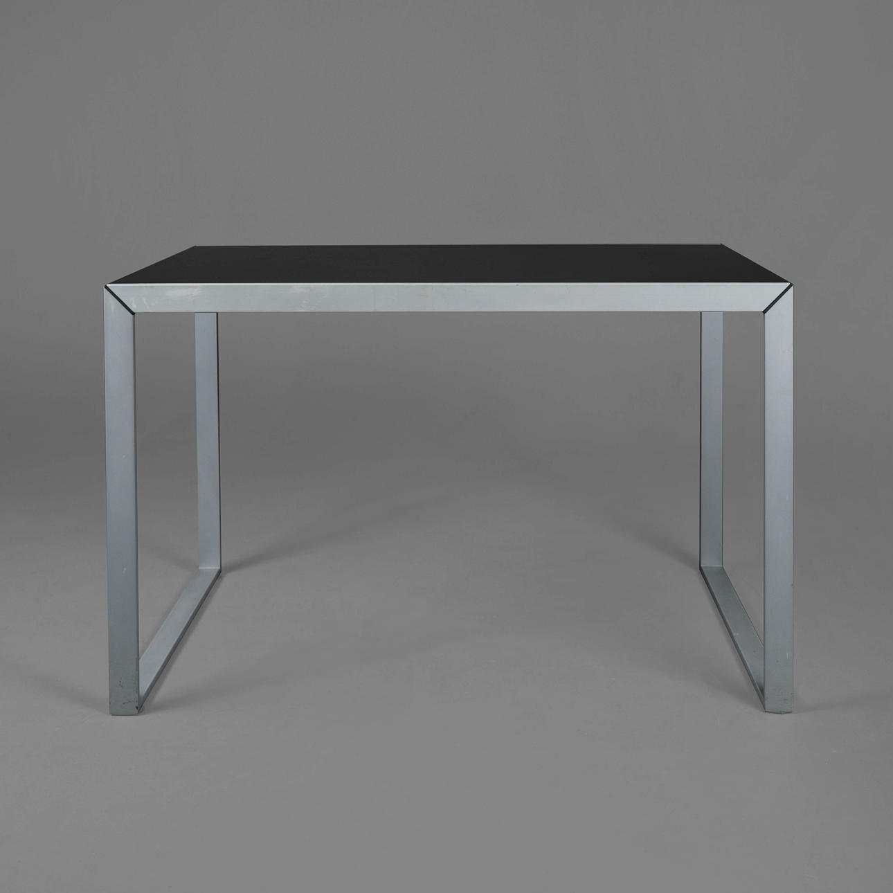 CASAMANIA & HORM WOW!PLUS TABLE. Furniture - Tables - Auctionet
