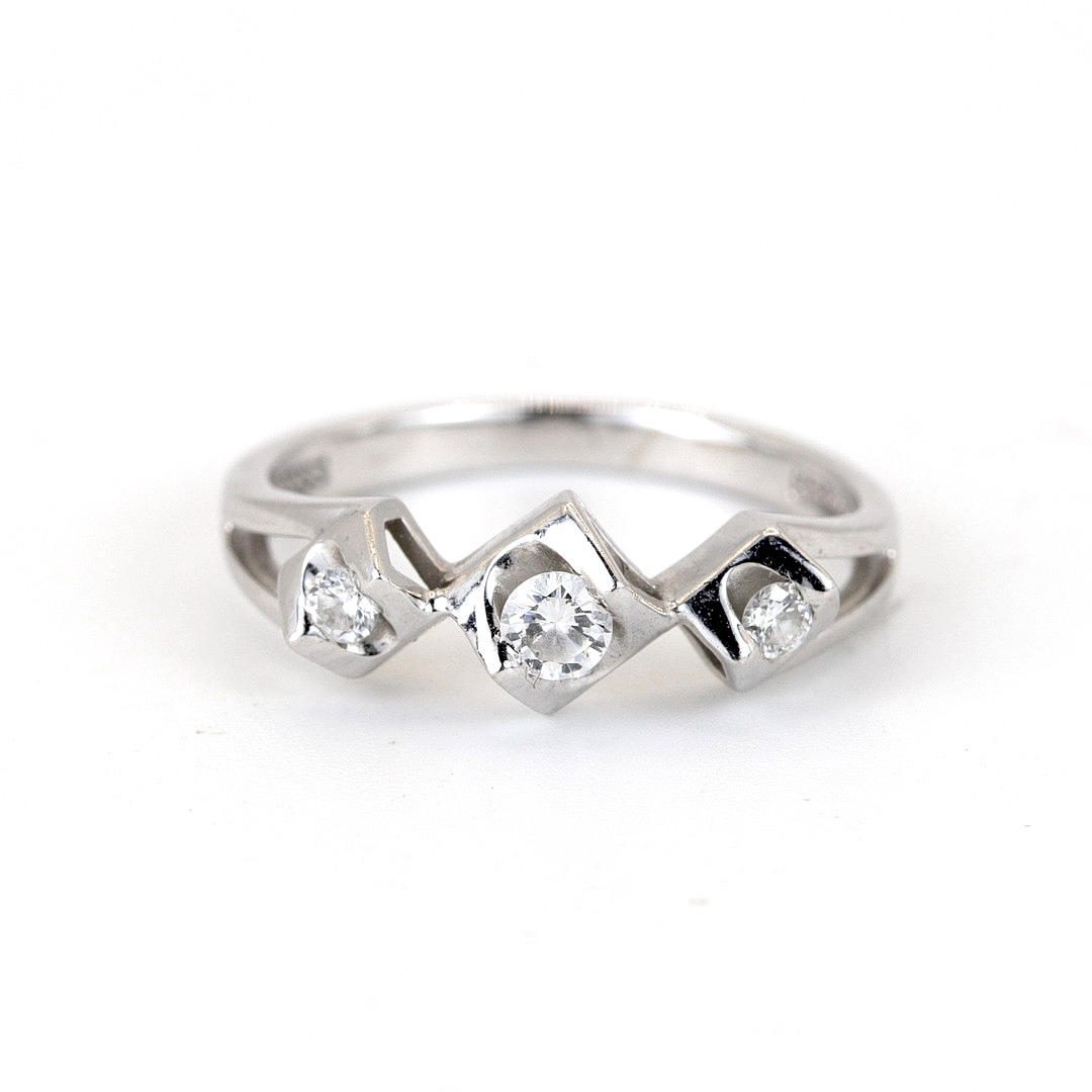 14K WHITE GOLD DIAMOND SET RING.