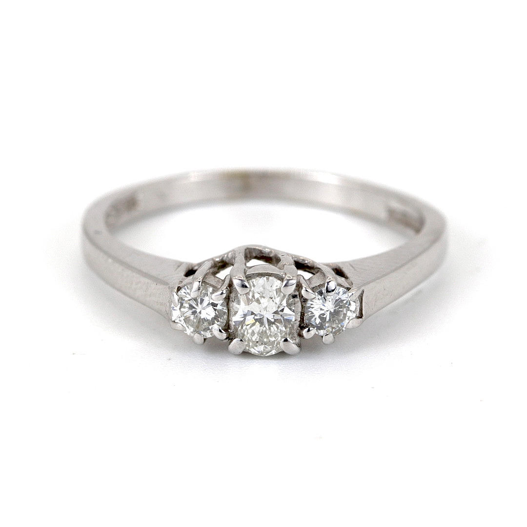 18K WHITE GOLD DIAMOND SET RING.