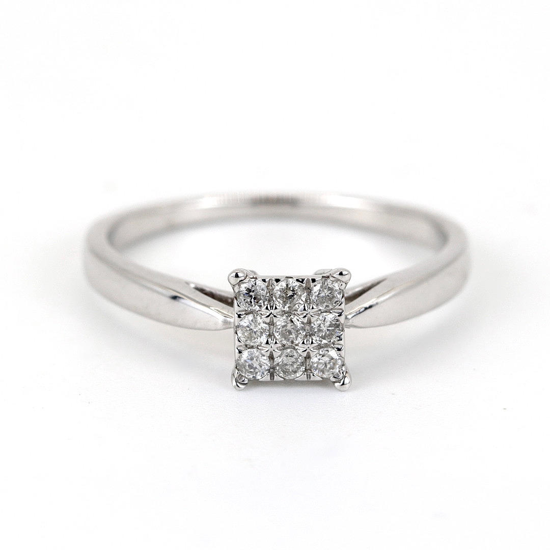 18K WHITE GOLD DIAMOND SET CLUSTER RING.