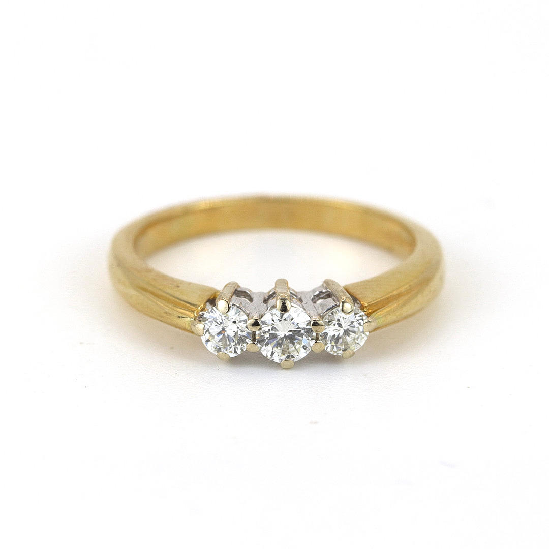 18K WHITE & YELLOW GOLD DIAMOND SET RING.
