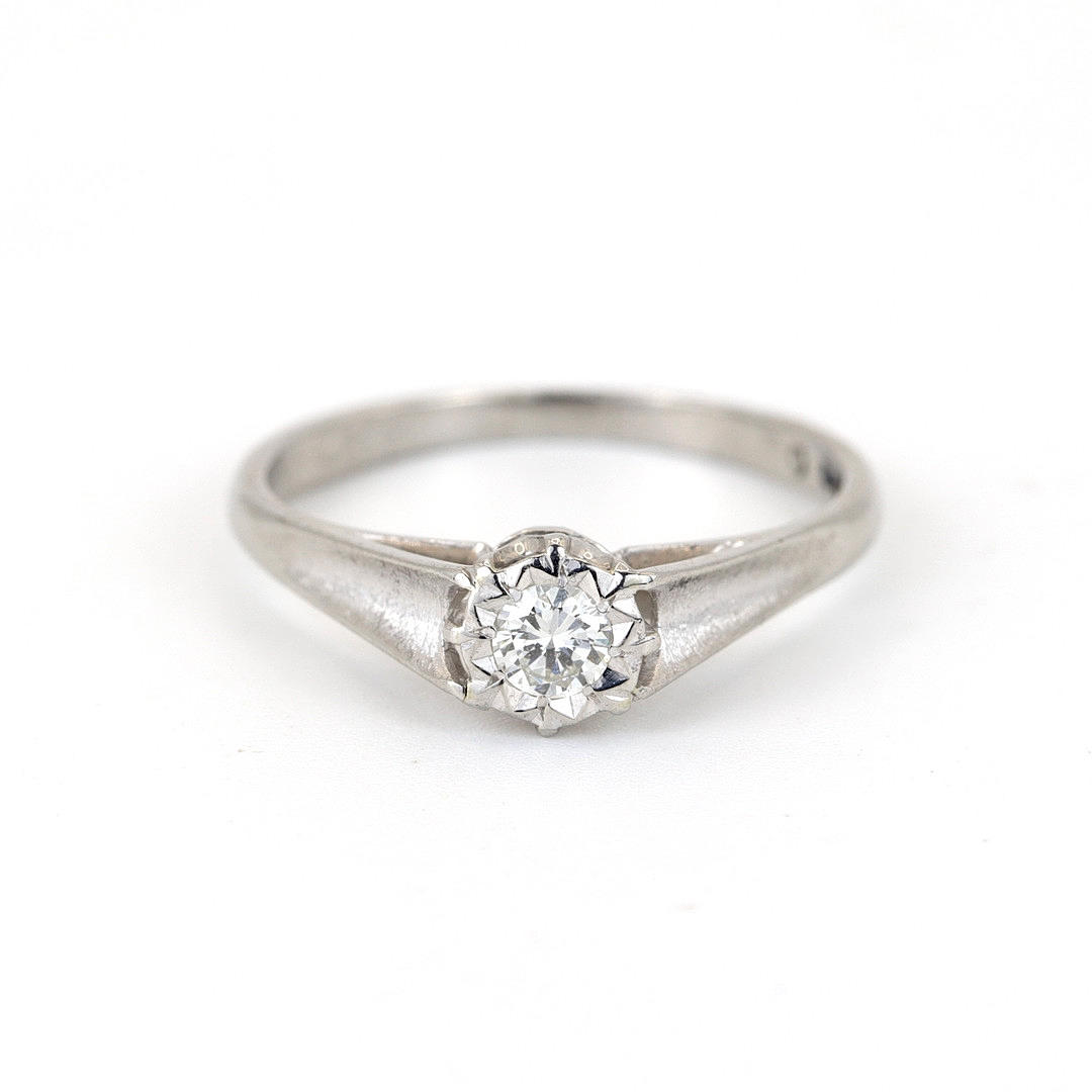 18K WHITE GOLD DIAMOND SET SOLITAIRE RING.