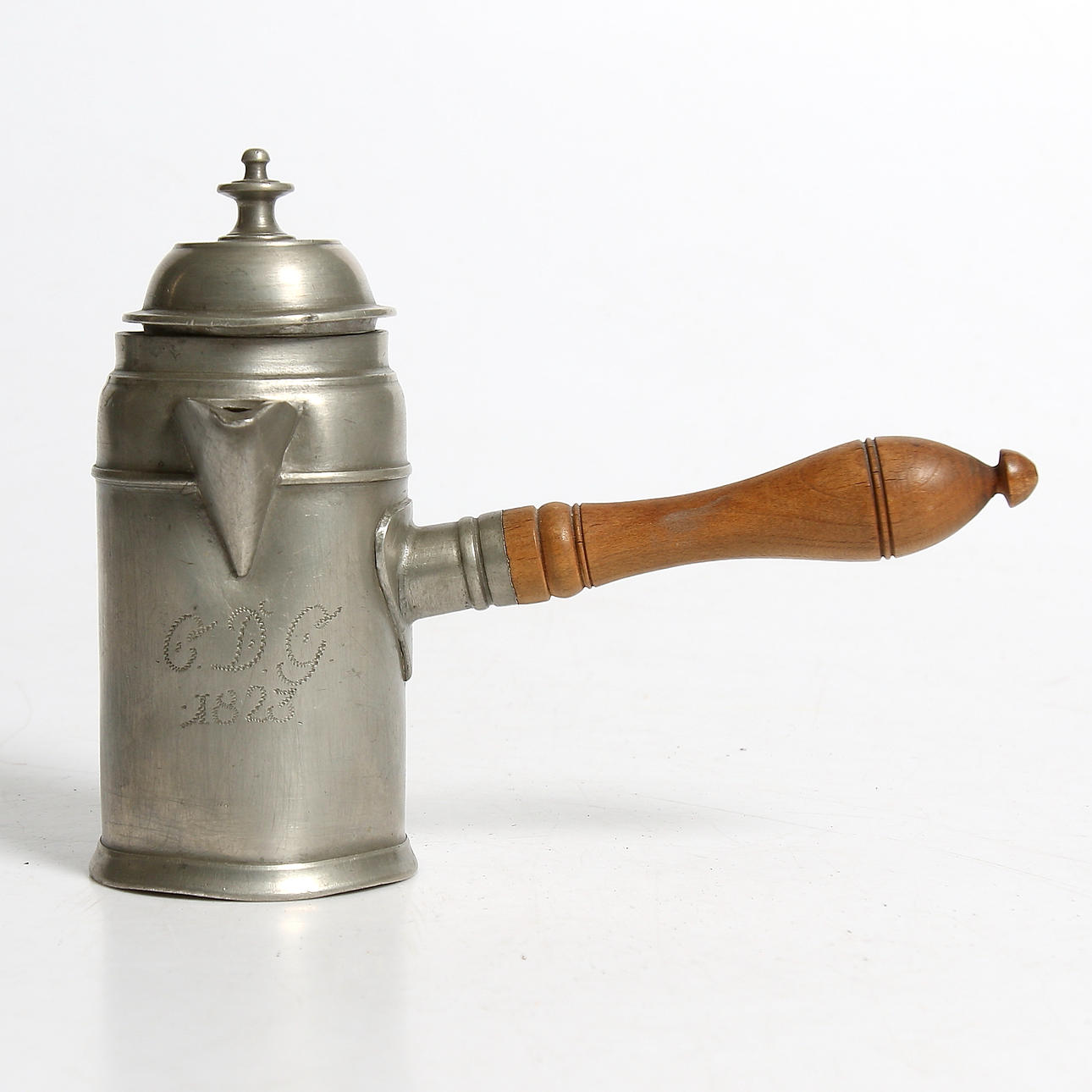 SERVERINGSKANNA, tenn, empire, stämplad, graverad och daterad "C.D.G. 1823".