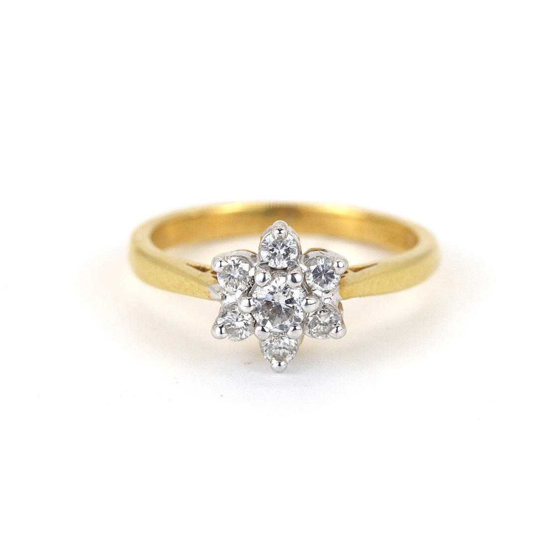 18K WHITE & YELLOW GOLD DIAMOND SET CLUSTER RING.