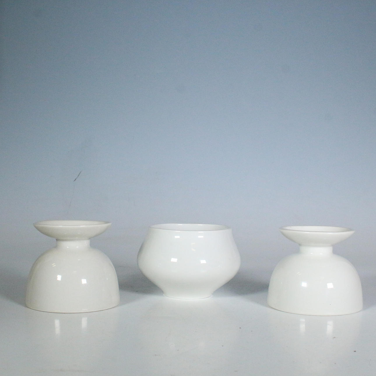 KPM. Two candlesticks and a small bowl, porcelain.