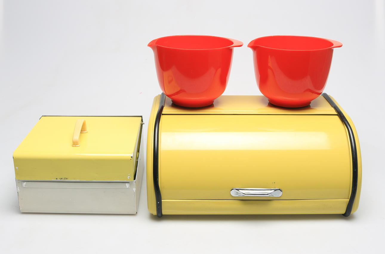 BRÖDLÅDOR samt skålar, 4 delar, metall och plast, 1900-talets mitt.