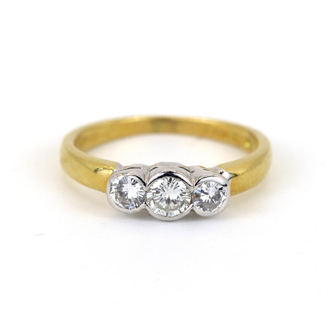 18K WHITE & YELLOW GOLD DIAMOND SET RING.
