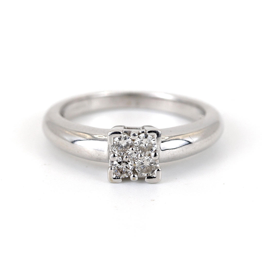 18K WHITE GOLD DIAMOND SET SOLITAIRE RING.