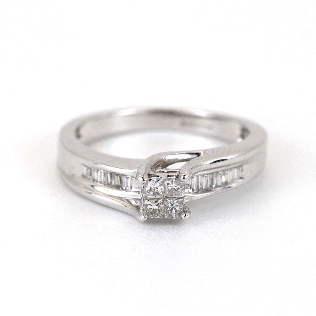 14K WHITE GOLD DIAMOND SET RING.
