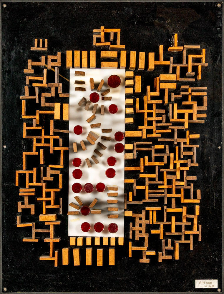 OIDENTIFIERAD KONSTNÄR. WALL SCULPTURE.