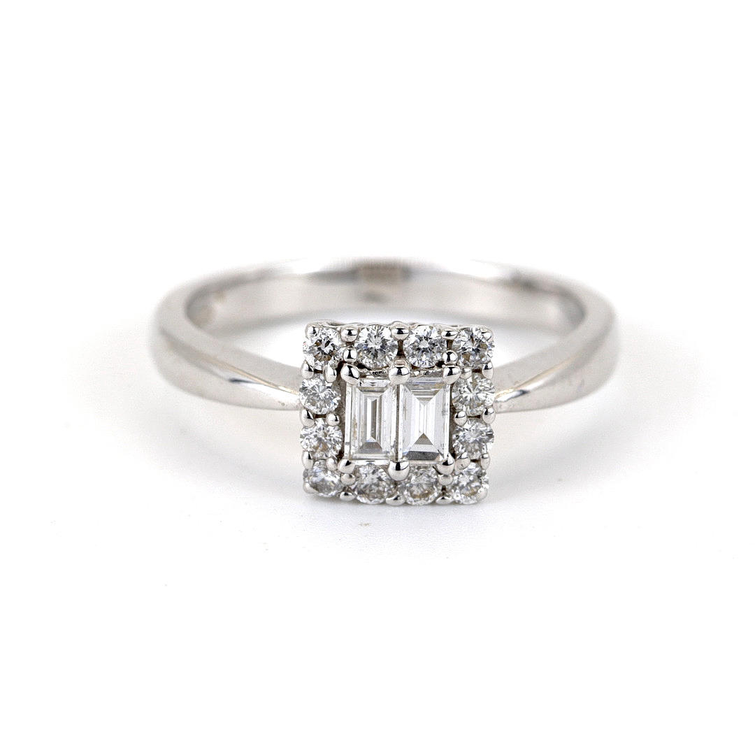 18K WHITE GOLD SQUARE HALO DIAMOND RING.