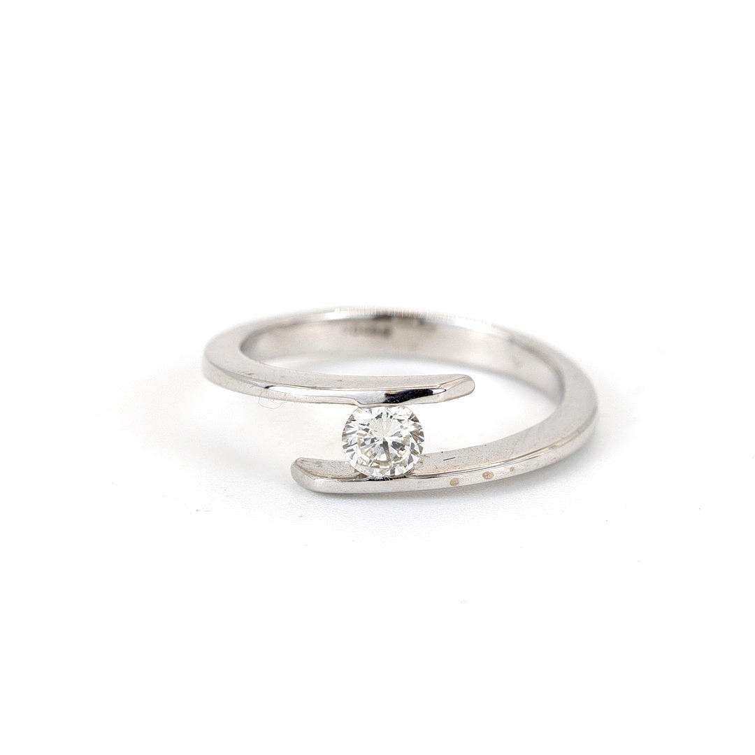 18K WHITE GOLD DIAMOND SET SOLITAIRE RING.
