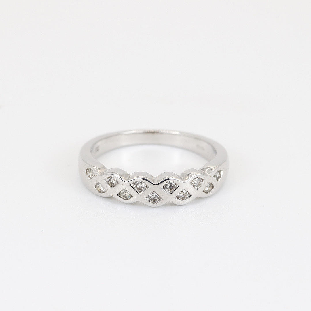 9K WHITE GOLD DIAMOND SET RING.