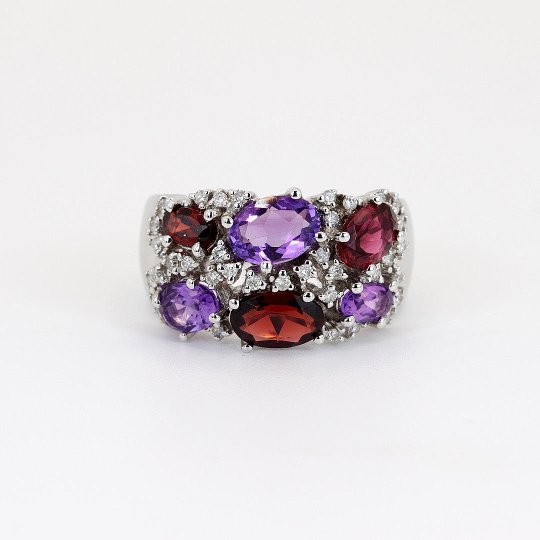 18K WHITE GOLD DIAMOND, AMETHYST & GARNET SET RING.
