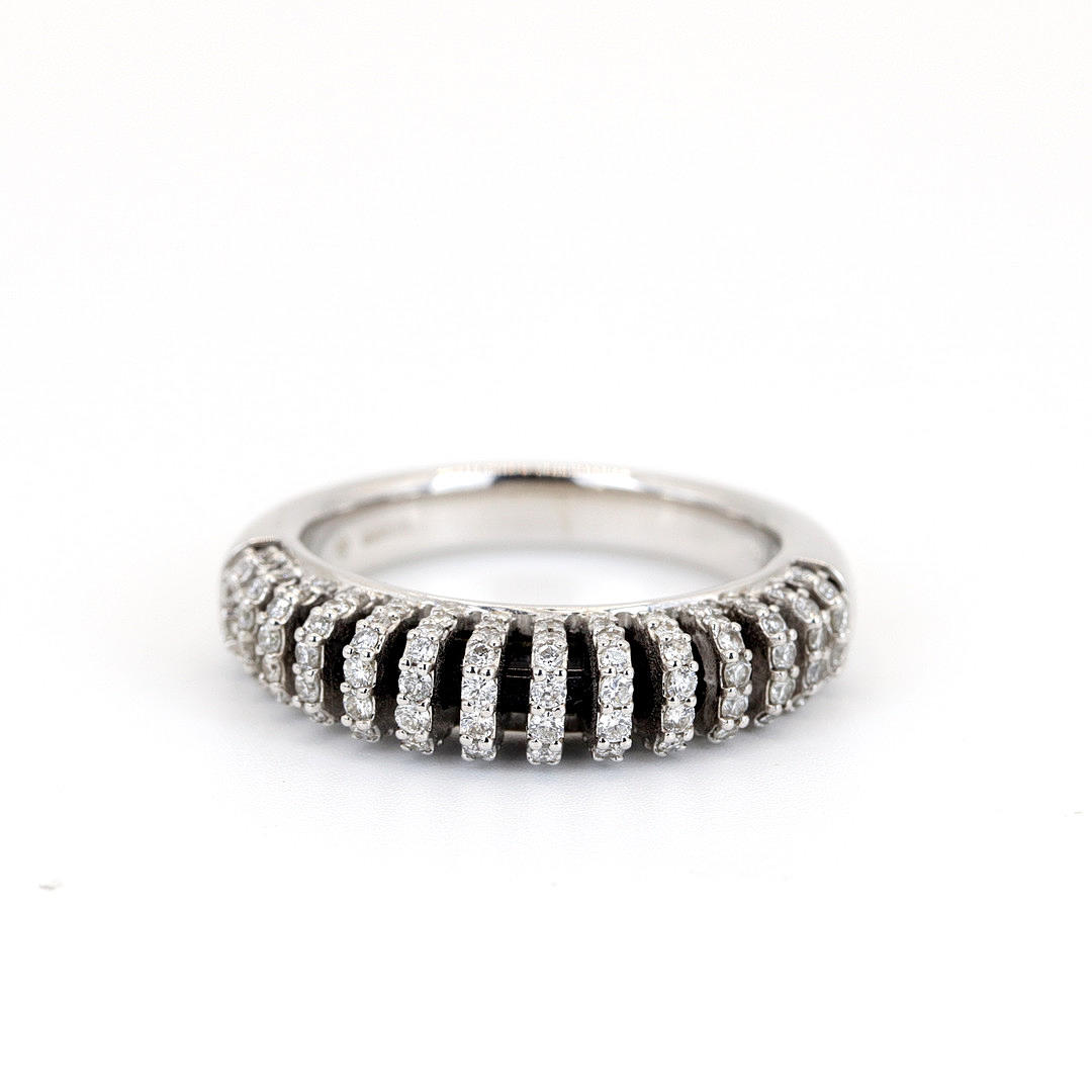 18K WHITE GOLD DIAMOND SET RING.