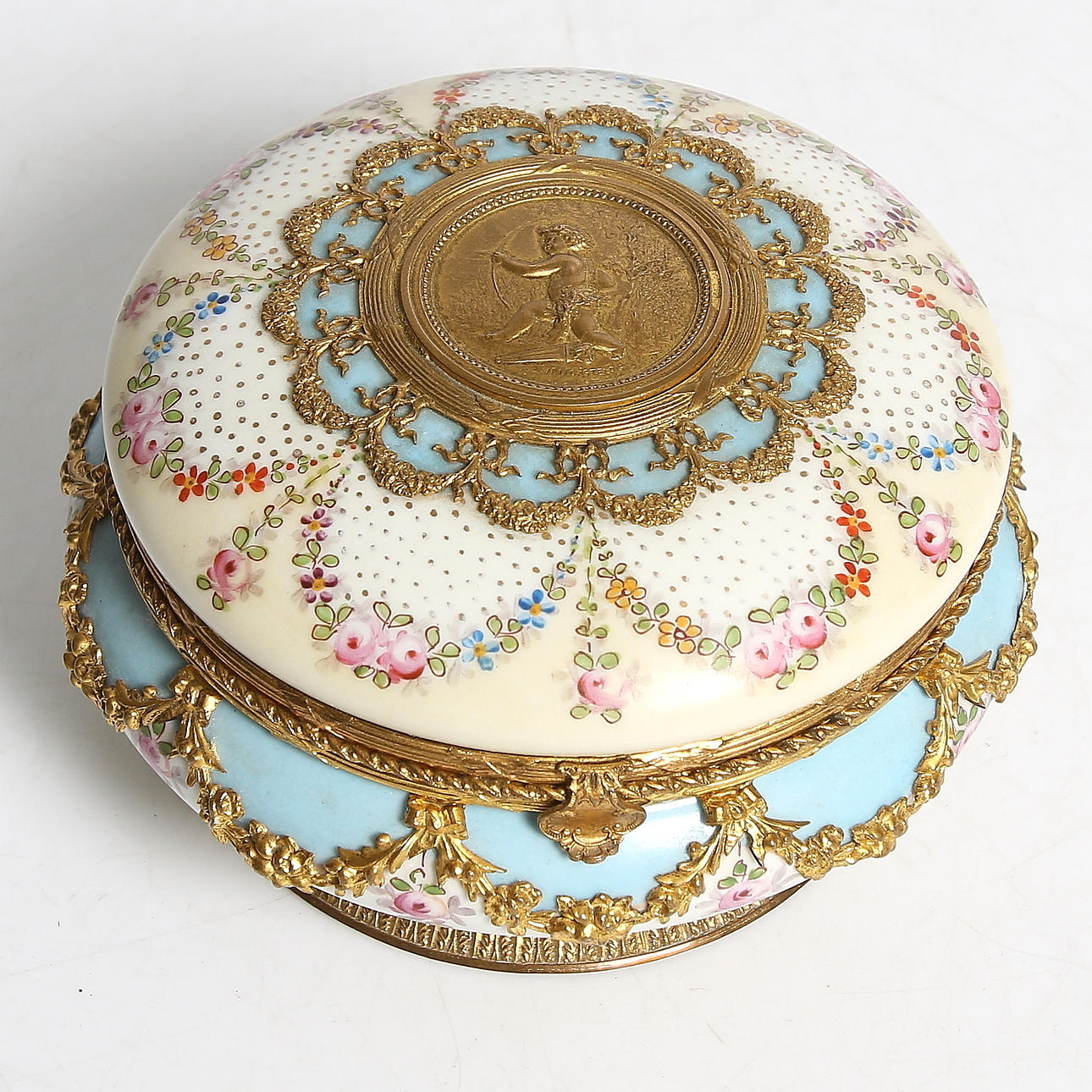 LOCKASK, porslin och brännförgylld metall, L. Bernardaud & Co, signerad, Limoges, Frankrike, omkring år 1900.