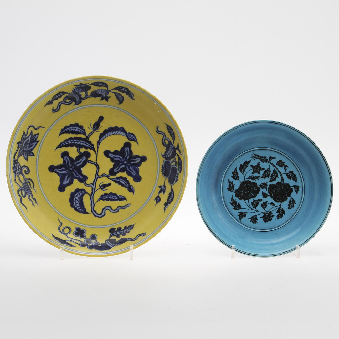 TALLRIKAR, 2 st olika . Kina 1900-tal.