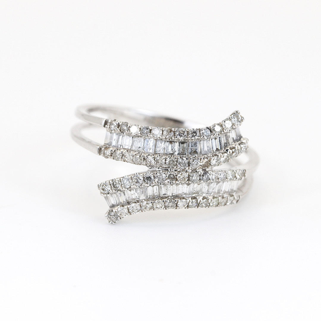 18K WHITE GOLD RING SET WITH DIAMONDS.