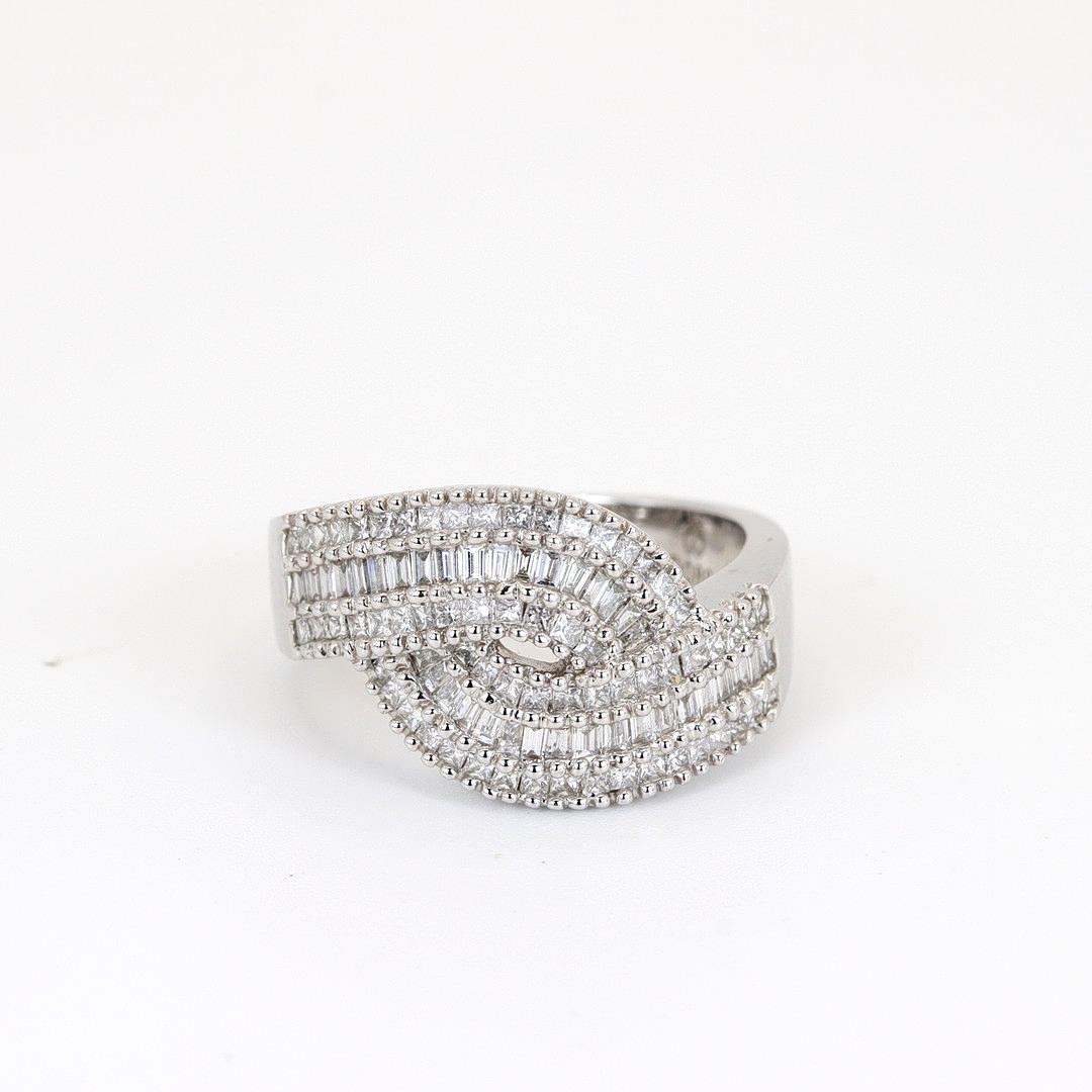 18K WHITE GOLD DIAMOND SET RING.