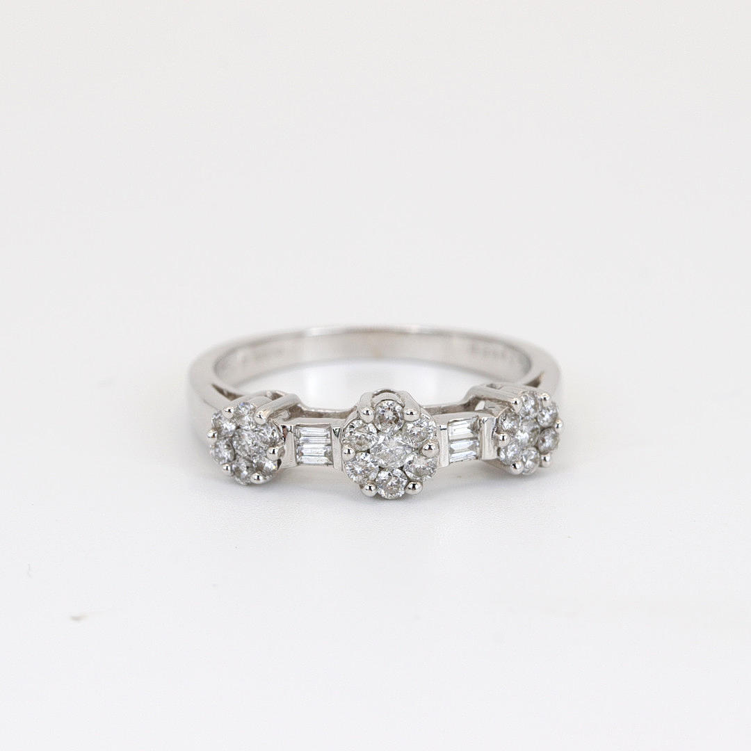 18K WHITE GOLD DIAMOND SET RING.