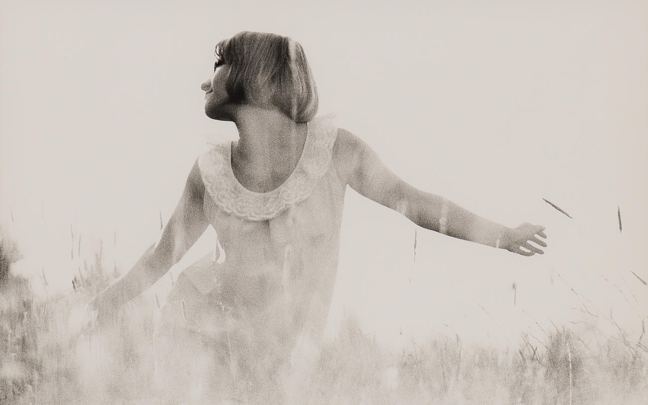 NILS-ERIK WIKEBÄCK. Kvinna på äng.