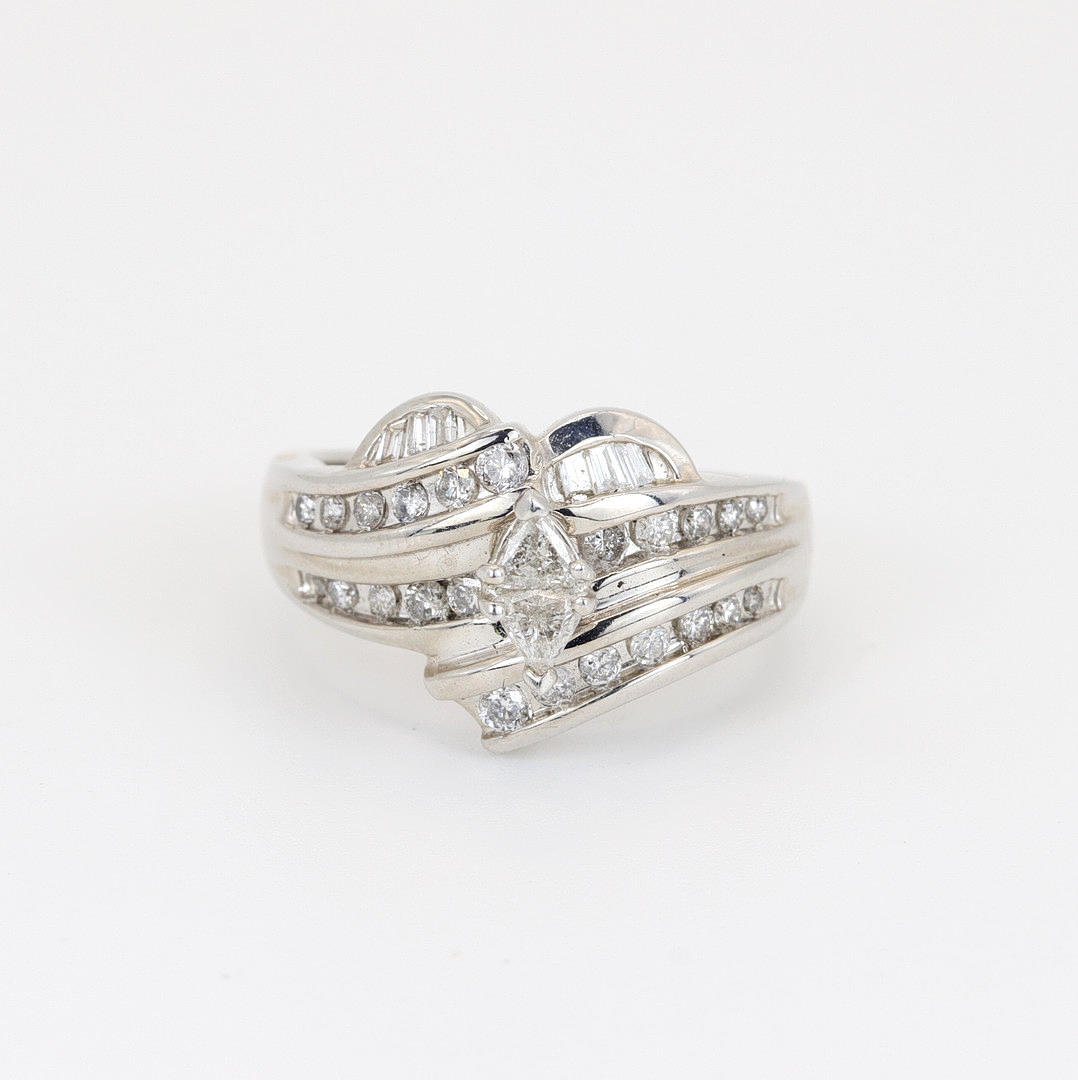 9K WHITE GOLD DIAMOND SET RING.
