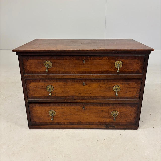 ANTIQUE THREE DRAWER CHEST.