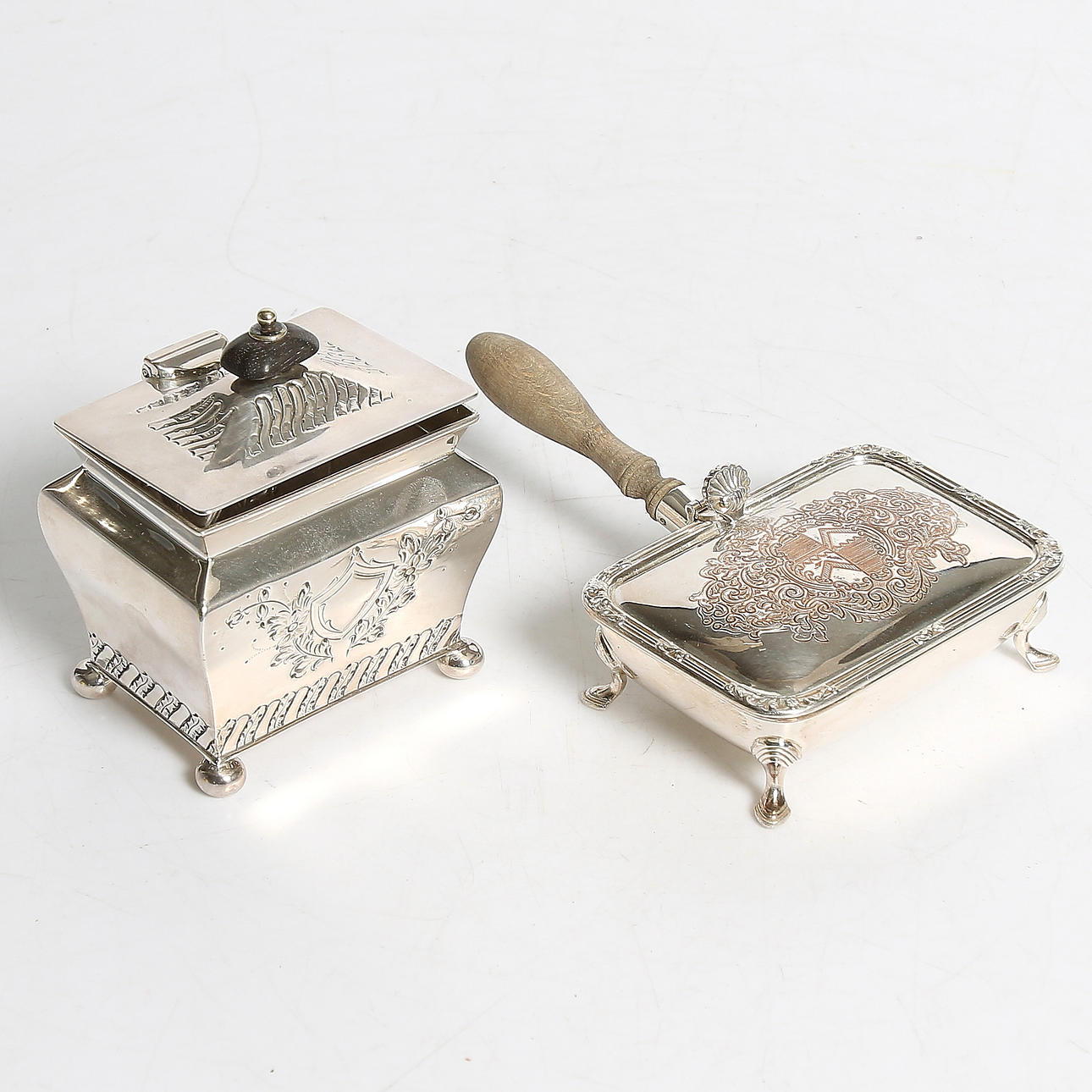 SKRIN samt SILENT BUTLER BOX, 2 delar, nysilver, England, 1900-tal.