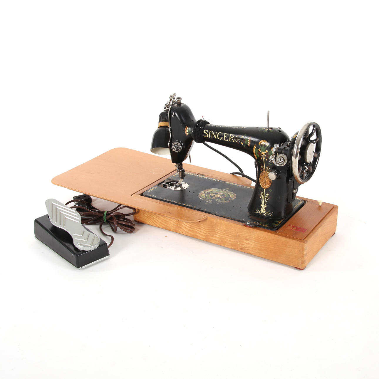 SEWING MACHINE WITH ACCESSORIES, The Singer Manufacturing Co.