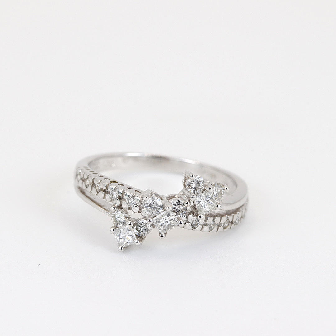 18K WHITE GOLD DIAMOND SET RING.