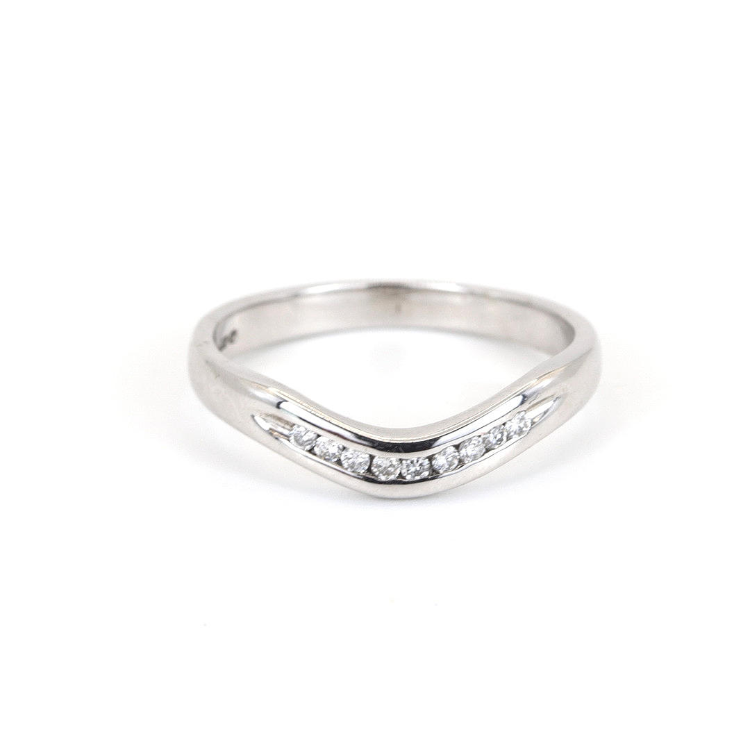18K WHITE GOLD DIAMOND SET RING.