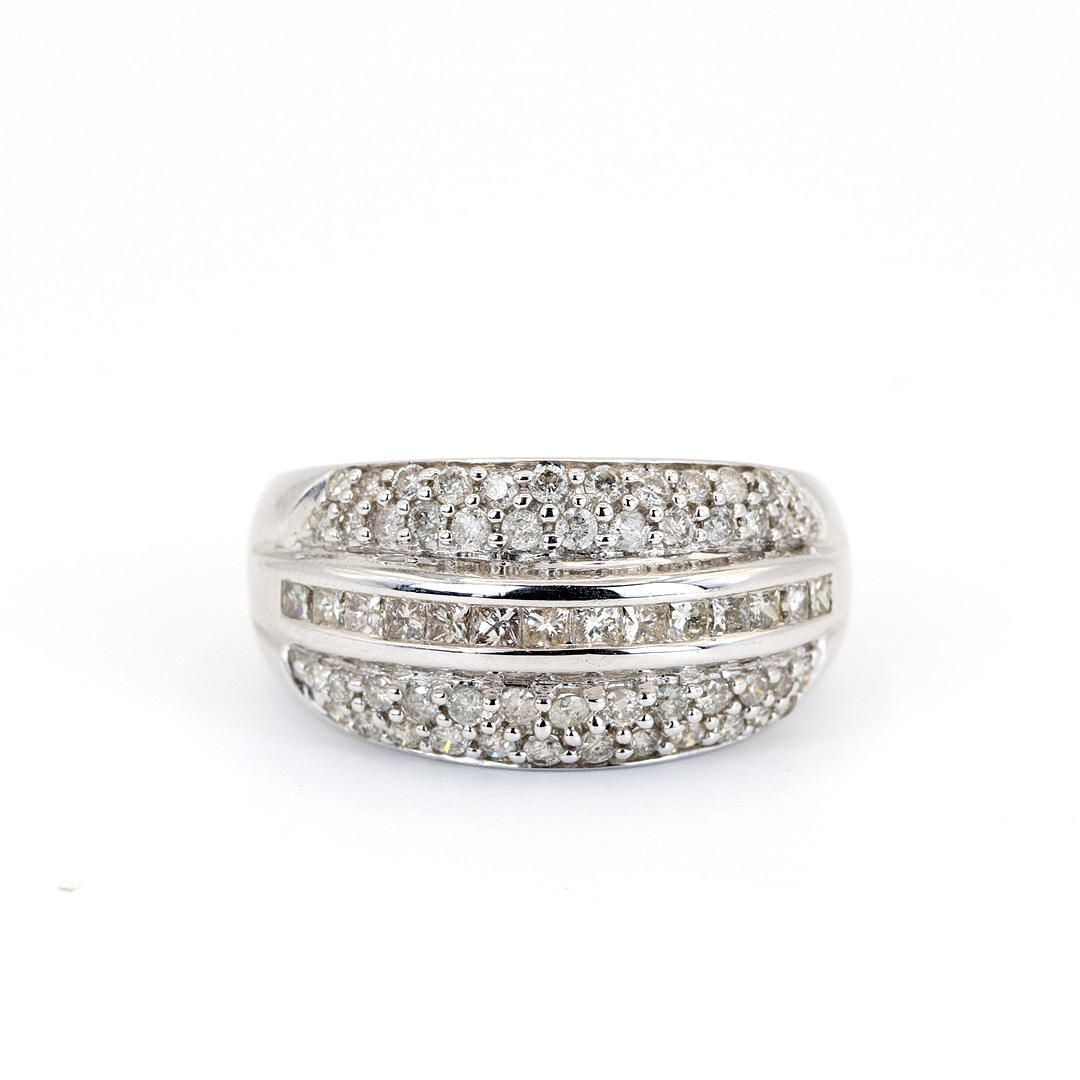 9K WHITE GOLD DIAMOND SET RING.